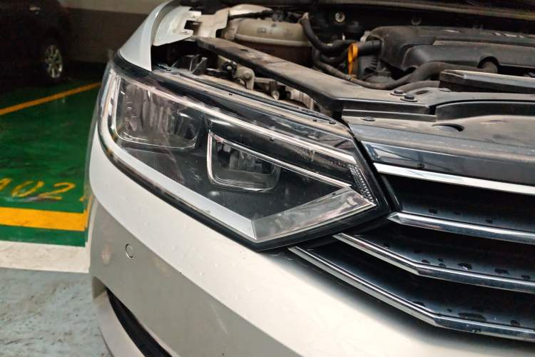 Used Volkswagen Magotan 2018 330TSI DSG Advanced Model Right Front Headlight