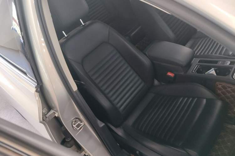 Used Volkswagen Magotan 2018 Facelift 330TSI DSG Luxury Model Right Front Seat