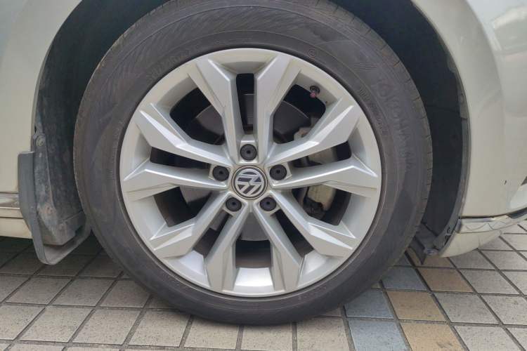 Used Volkswagen Magotan 2018 Facelift 380TSI DSG Luxury Version Right Front Wheel Hub