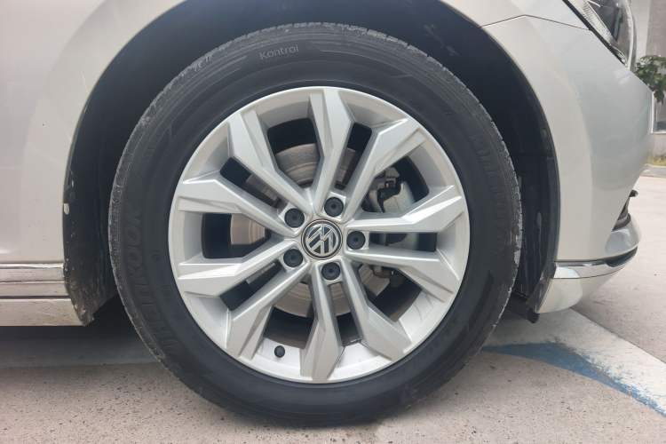 Used Volkswagen Magotan 2018 380TSI DSG Luxury Model Right Front Wheel Hub