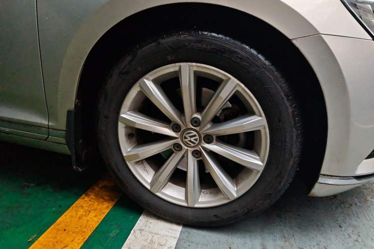 Used Volkswagen Magotan 2018 330TSI DSG Advanced Model Right Front Wheel Hub