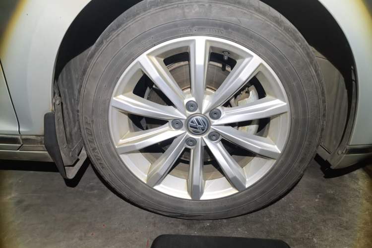 Used Volkswagen Magotan 2018 330TSI DSG Advanced Model Right Front Wheel Hub