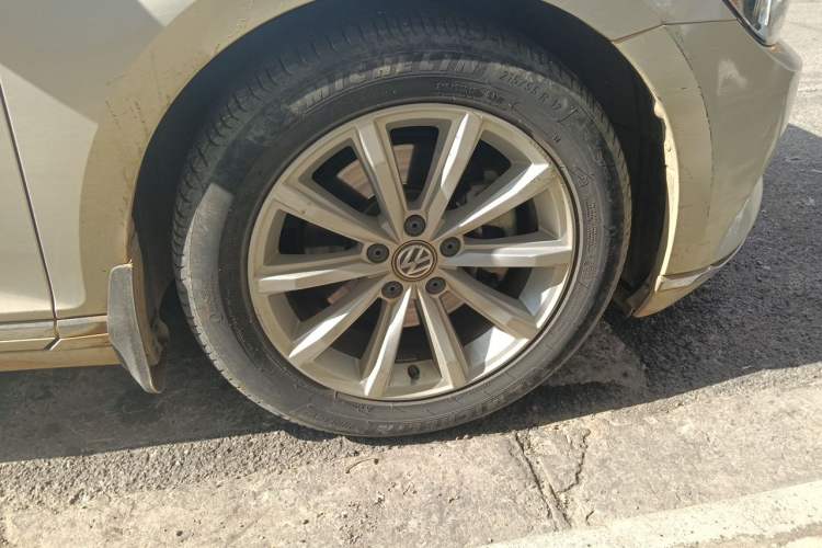Used Volkswagen Magotan 2018 330TSI DSG Advanced Model Right Front Wheel Hub