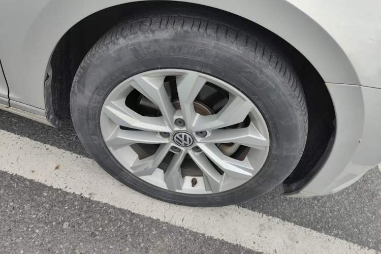 Used Volkswagen Magotan 2018 Facelift 330TSI DSG Luxury Model Right Front Wheel Hub