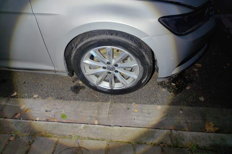 Used Volkswagen Magotan 2018 330TSI DSG Advanced Model Right Front Wheel Hub