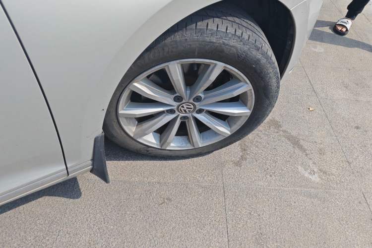 Used Volkswagen Magotan 2018 330TSI DSG Advanced Model Right Front Wheel Hub