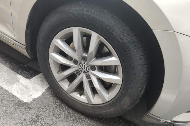 Used Volkswagen Magotan 2018 280TSI DSG Comfort Model Right Front Wheel Hub