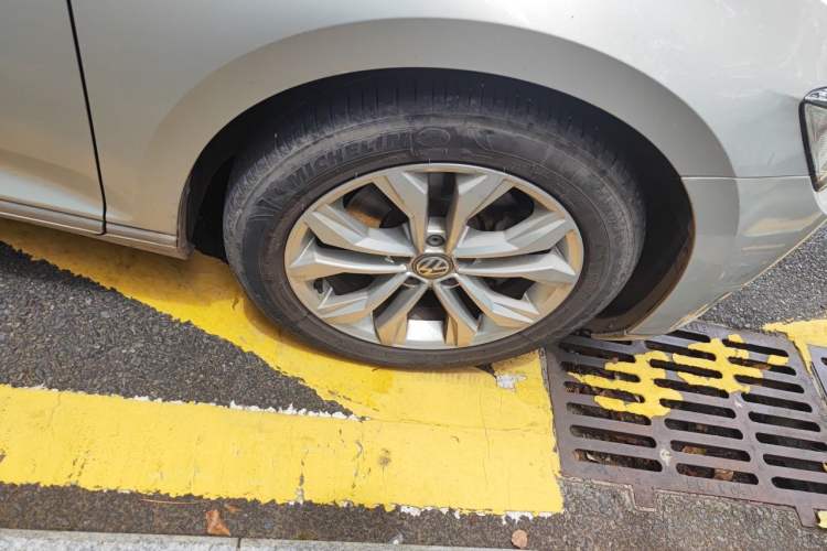 Used Volkswagen Magotan 2018 330TSI DSG Luxury Model Right Front Wheel Hub