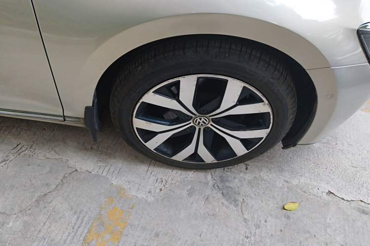 Used Volkswagen Magotan 2018 380TSI DSG Prestige Model Right Front Wheel Hub