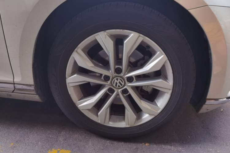 Used Volkswagen Magotan 2018 330TSI DSG Luxury Model Right Front Wheel Hub