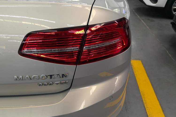 Used Volkswagen Magotan 2018 330TSI DSG Advanced Model Right Rear Taillight