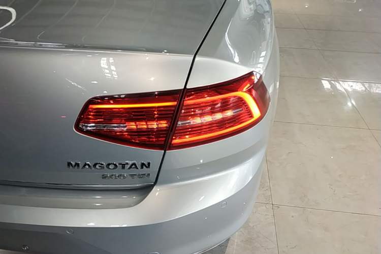 Used Volkswagen Magotan 2018 280TSI DSG Comfort Model Right Rear Taillight