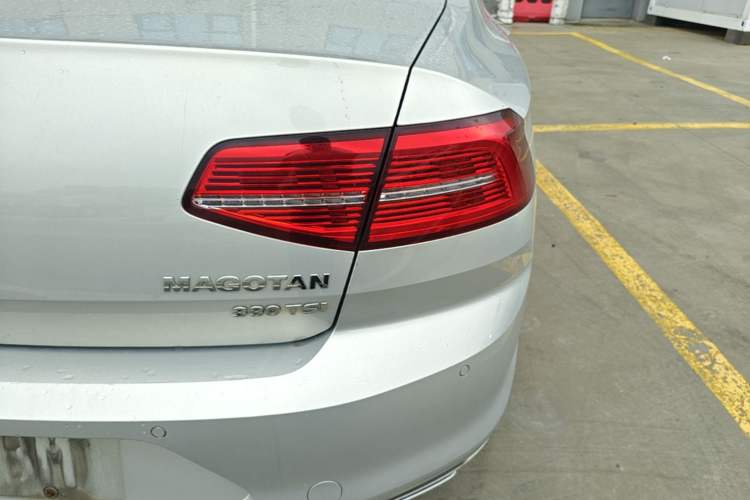 Used Volkswagen Magotan 2018 330TSI DSG Luxury Model Right Rear Taillight