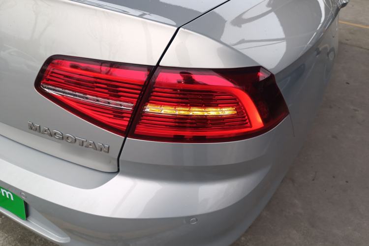 Used Volkswagen Magotan 2018 330TSI DSG Advanced Model Right Rear Taillight
