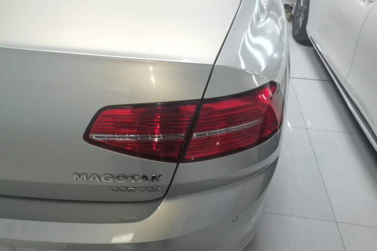 Used Volkswagen Magotan 2018 330TSI DSG Luxury Model Right Rear Taillight