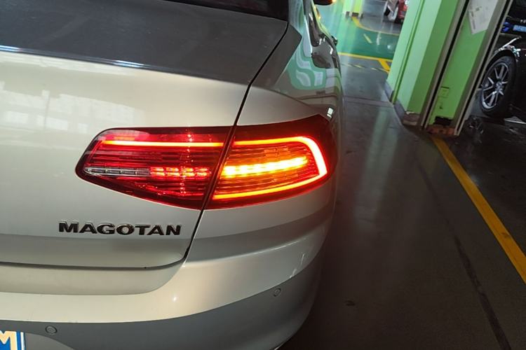 Used Volkswagen Magotan 2018 330TSI DSG Advanced Model Right Rear Taillight