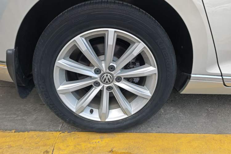 Used Volkswagen Magotan 2018 330TSI DSG Advanced Model Right Rear Wheel Hub