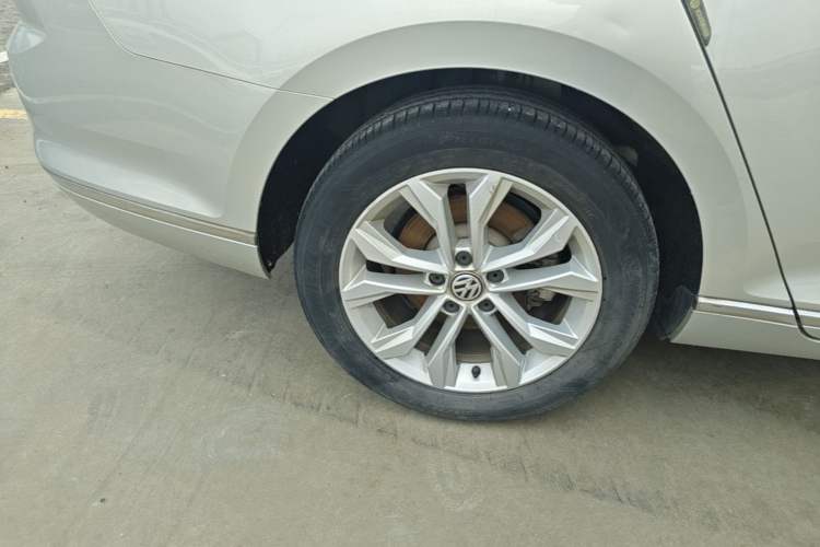 Used Volkswagen Magotan 2018 330TSI DSG Luxury Model Right Rear Wheel Hub
