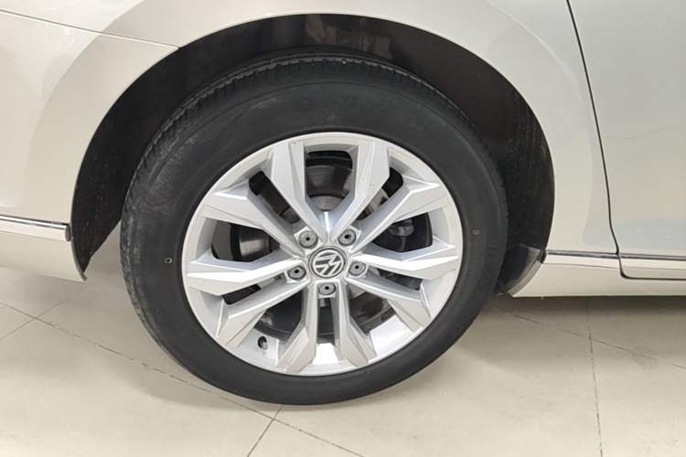Used Volkswagen Magotan 2018 330TSI DSG Luxury Model Right Rear Wheel Hub