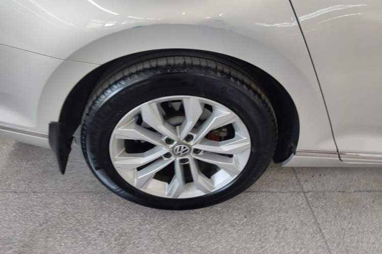 Used Volkswagen Magotan 2018 Facelift 330TSI DSG Luxury Model Right Rear Wheel Hub