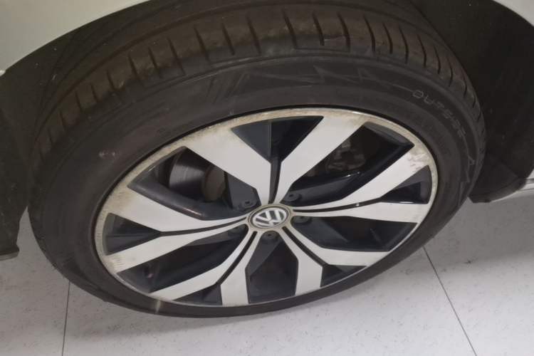 Used Volkswagen Magotan 2018 330TSI DSG Luxury Model Right Rear Wheel Hub