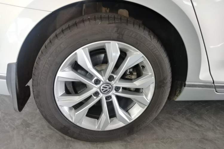 Used Volkswagen Magotan 2018 Facelift 330TSI DSG Luxury Model Right Rear Wheel Hub