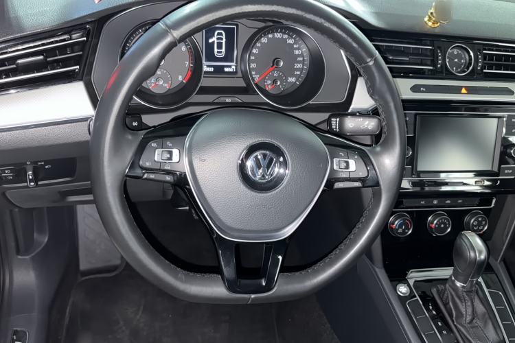 Used Volkswagen Magotan 2018 330TSI DSG Advanced Model Steering Wheel
