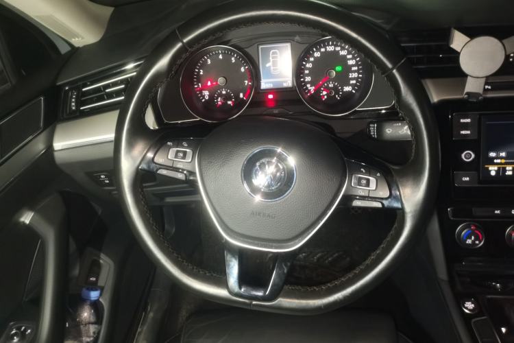 Used Volkswagen Magotan 2018 330TSI DSG Advanced Model Steering Wheel