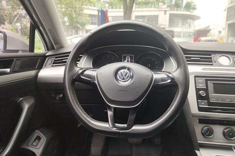 Used Volkswagen Magotan 2018 280TSI DSG Comfort Model Steering Wheel