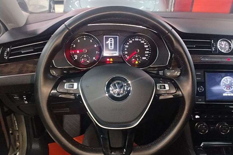 Used Volkswagen Magotan 2018 Facelift 330TSI DSG Luxury Model Steering Wheel