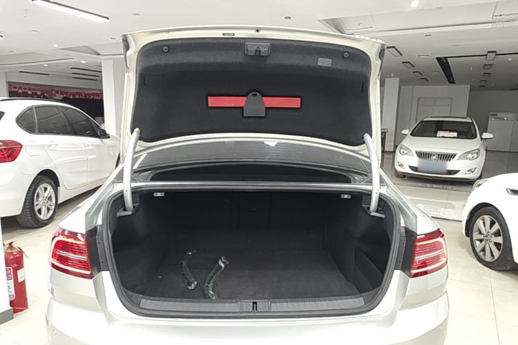 Used Volkswagen Magotan 2018 330TSI DSG Luxury Model Trunk