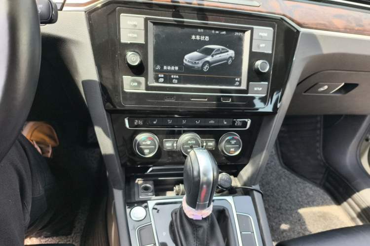 Used Volkswagen Magotan 2018 Facelift 330TSI DSG Luxury Model Audio And AC Panel