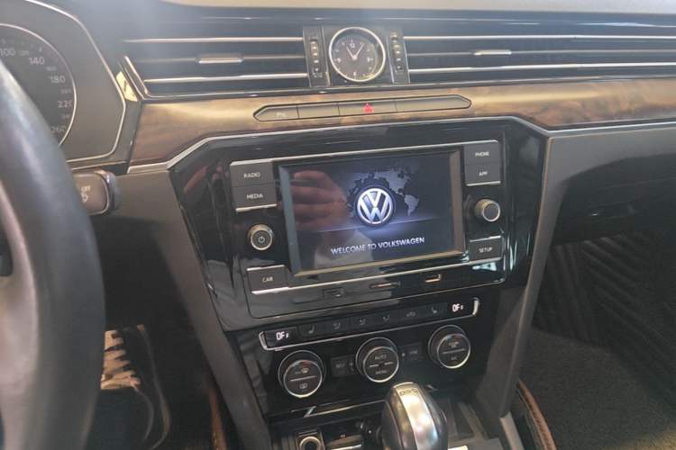 Used Volkswagen Magotan 2018 330TSI DSG Luxury Model Audio And AC Panel