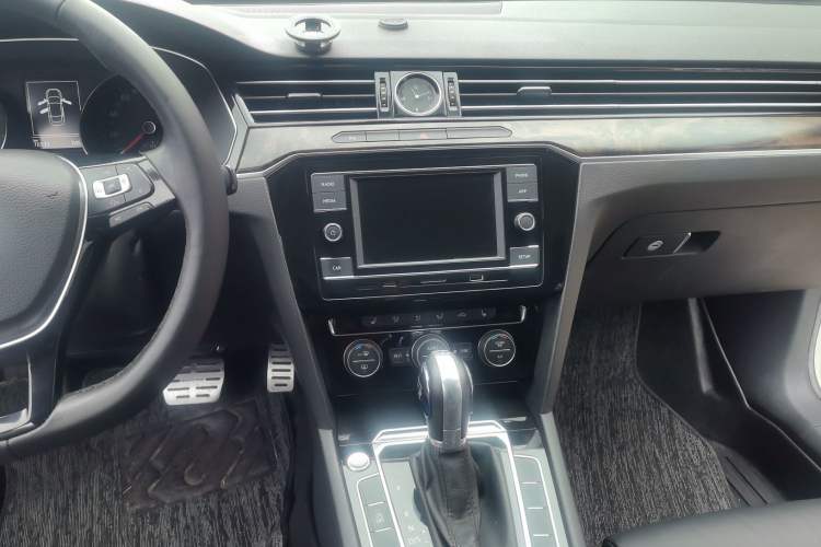 Used Volkswagen Magotan 2018 Facelift 330TSI DSG Luxury Model Audio And AC Panel