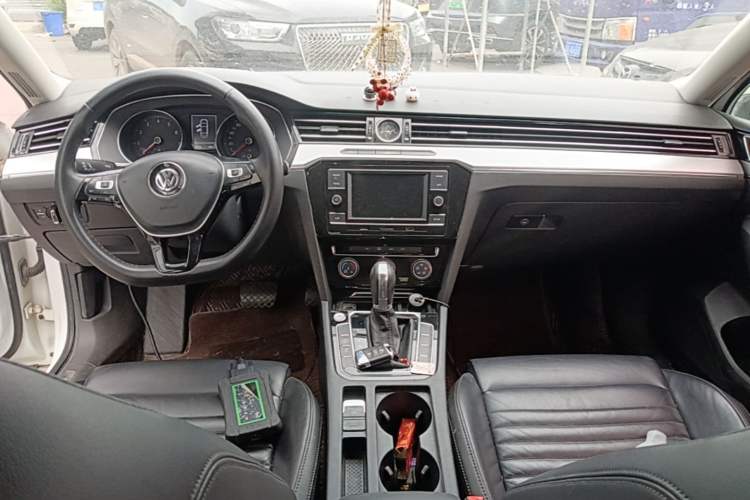 Used Volkswagen Magotan 2018 330TSI DSG Advanced Model Center Console
