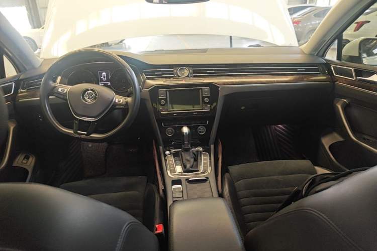 Used Volkswagen Magotan 2018 330TSI DSG Luxury Model Center Console