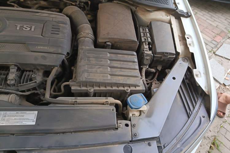 Used Volkswagen Magotan 2018 330TSI DSG Luxury Model Engine Bay Left