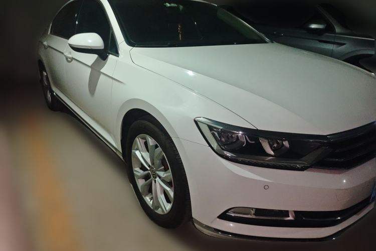 Used Volkswagen Magotan 2018 330TSI DSG Luxury Model Front Right 45 Deg