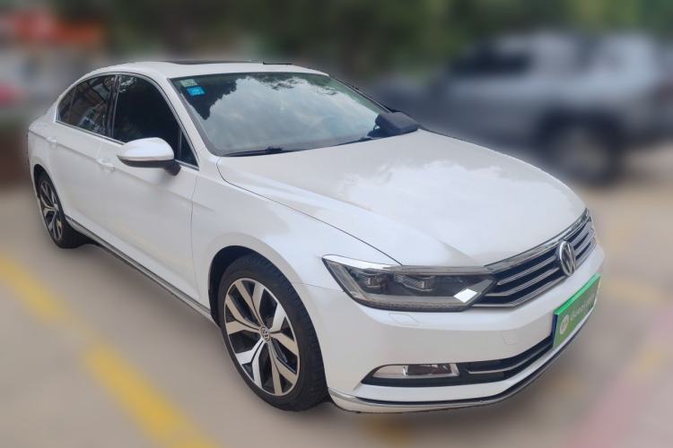 Used Volkswagen Magotan 2018 330TSI DSG Luxury Model Front Right 45 Deg