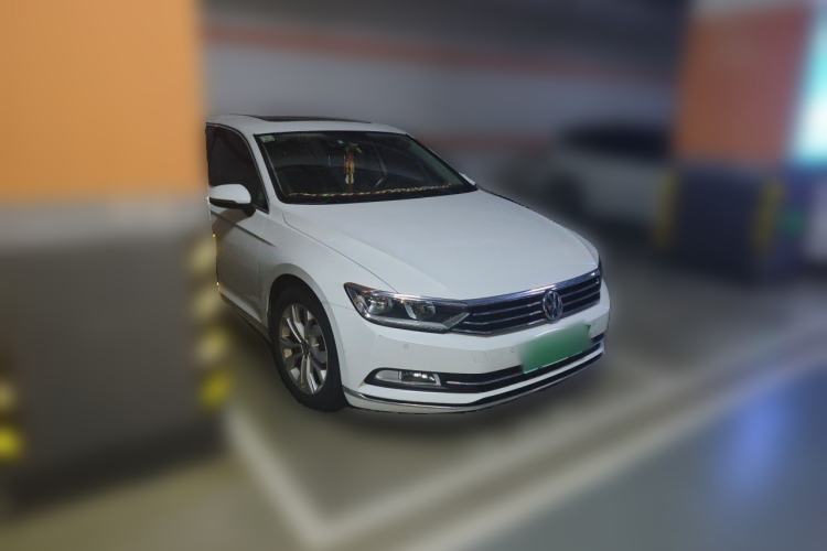 Used Volkswagen Magotan 2018 Facelift 330TSI DSG Luxury Model Front Right 45 Deg
