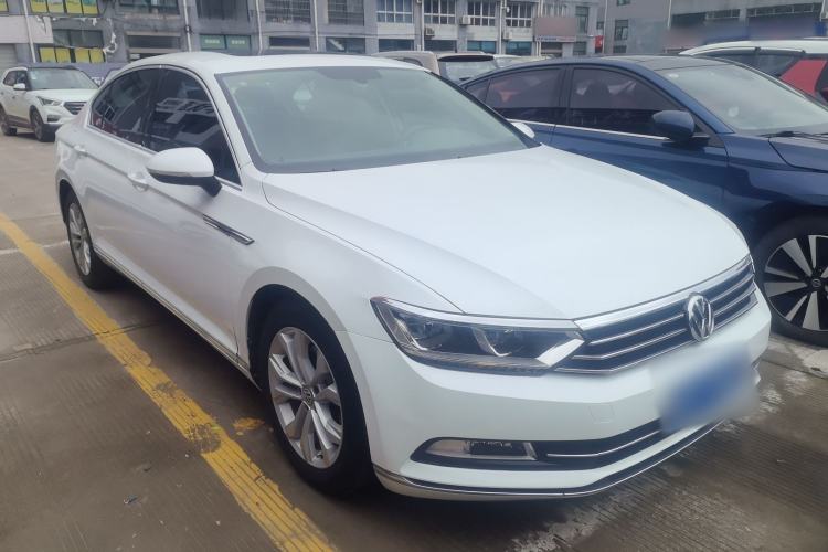 Used Volkswagen Magotan 2018 Facelift 330TSI DSG Luxury Model Front Right 45 Deg
