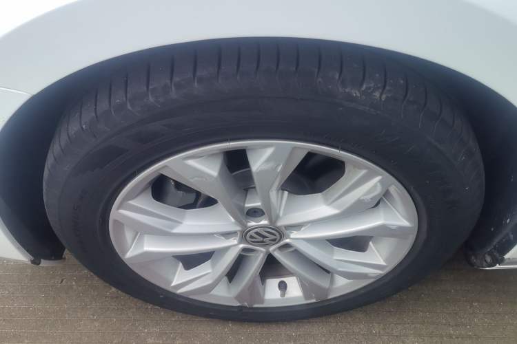 Used Volkswagen Magotan 2018 Facelift 330TSI DSG Luxury Model Left Front Wheel Hub
