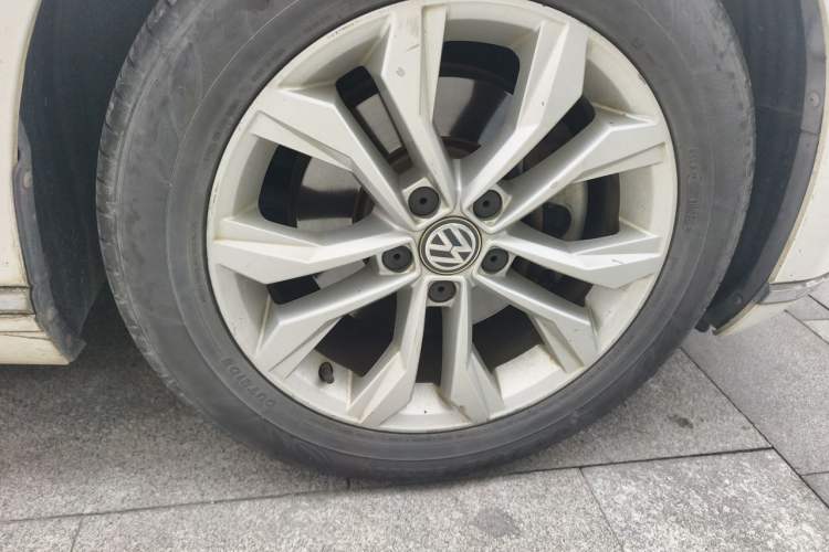 Used Volkswagen Magotan 2018 330TSI DSG Luxury Model Right Front Wheel Hub