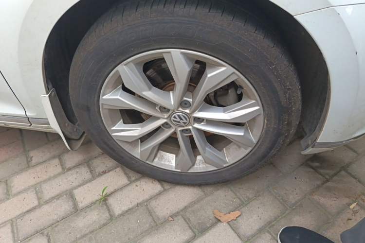 Used Volkswagen Magotan 2018 330TSI DSG Luxury Model Right Front Wheel Hub