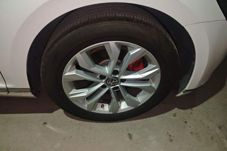 Used Volkswagen Magotan 2018 330TSI DSG Luxury Model Right Front Wheel Hub