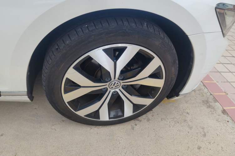 Used Volkswagen Magotan 2018 330TSI DSG Luxury Model Right Front Wheel Hub