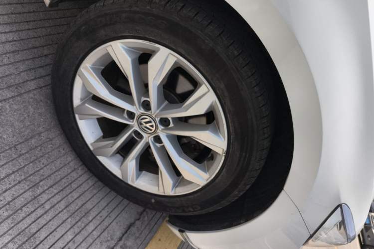 Used Volkswagen Magotan 2018 Facelift 330TSI DSG Luxury Model Right Front Wheel Hub