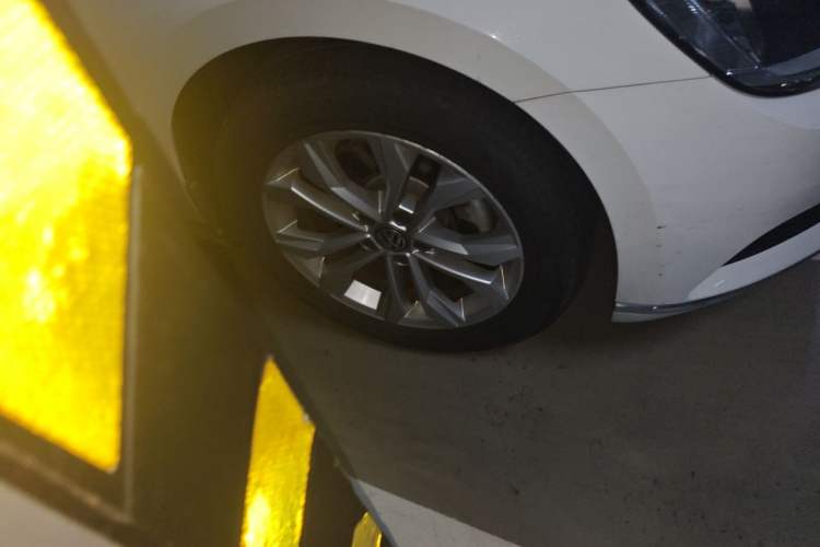 Used Volkswagen Magotan 2018 Facelift 330TSI DSG Luxury Model Right Front Wheel Hub