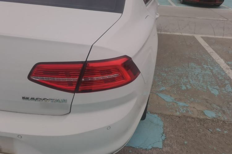 Used Volkswagen Magotan 2018 330TSI DSG Luxury Model Right Rear Taillight