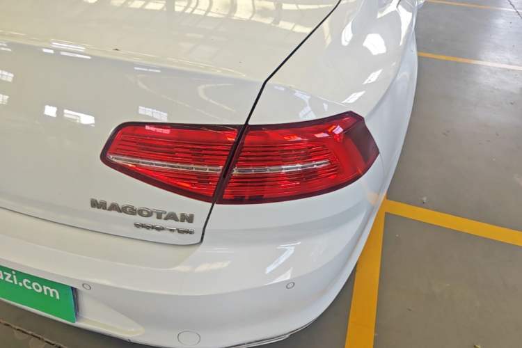 Used Volkswagen Magotan 2018 330TSI DSG Luxury Model Right Rear Taillight